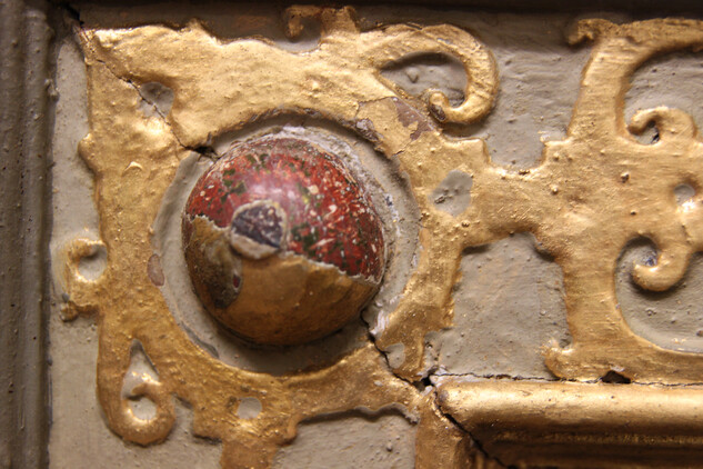 Sonda na rámu oltářního křídla – sonda na rohových pozlacených knoflících, pod nimiž odhalena originální vrstva.