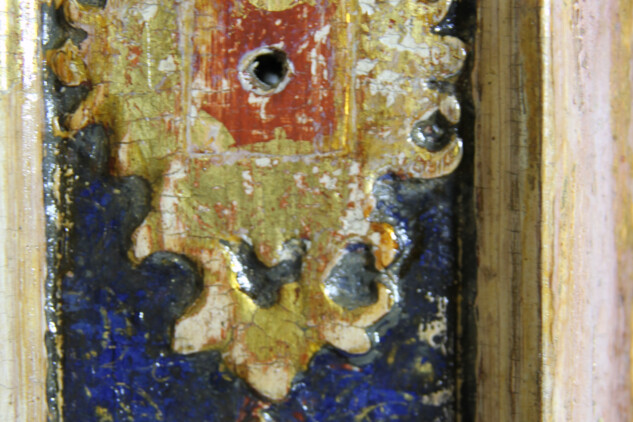 Originální vrstva se zbytky malovaného ornamentu tekutým zlatem, na zlaceném štítku patrný nezlacený otisk nedochované ozdoby. 